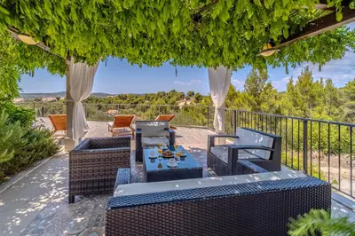 Balkon ili terasa u objektu Villa Julia with heated pool and hot tub, ideal for large groups