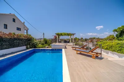 Bazen u objektu Villa Julia with heated pool and hot tub, ideal for large groups ili u blizini