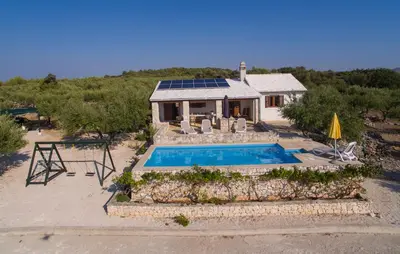 Bazen u objektu Holiday Home Stomorica ili u blizini