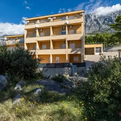 Apartments with parking space Krvavica