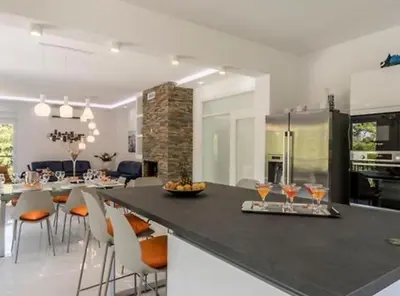 TV i/ili zabavni centar u objektu Modern & Stylish Villa with Private Pool