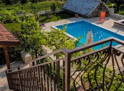 Bazen u objektu House of Green Experience ili u blizini