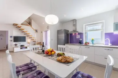 Kuhinja ili čajna kuhinja u objektu Charming Villa with Pool