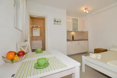 Kuhinja ili čajna kuhinja u objektu Apartments and rooms by the sea Makarska - 22419