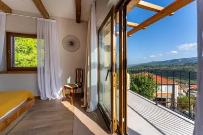 Pogled na planine ili pogled na planine iz vikendica