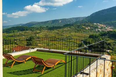 Pogled na planine ili pogled na planine iz vikendica