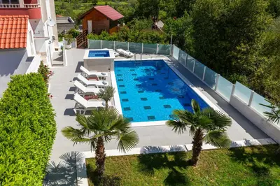 Bazen u objektu Lux apartment Sara with heated pool and jacuzzi ili u blizini