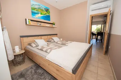 Krevet ili kreveti u jedinici u objektu Laurentina - Modern Apartment with Large Terrace near Beach-quiet and comfortable