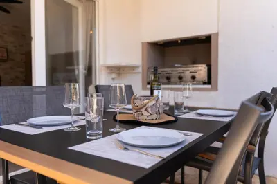 Kuhinja ili čajna kuhinja u objektu Laurentina - Modern Apartment with Large Terrace near Beach-quiet and comfortable