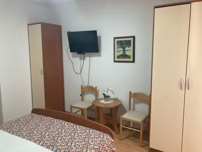 TV i/ili zabavni centar u objektu Apartment in Jelsa with terrace, air conditioning, Wi-Fi 4440-1