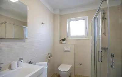 Kupaonica u objektu Lovely Apartment In Podstrana With Lake View