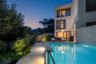 Bazen u objektu Luxury villa Manera Bol with heated pool near Zlatni Rat ili u blizini