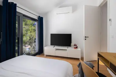 TV i/ili zabavni centar u objektu Luxury villa Manera Bol with heated pool near Zlatni Rat