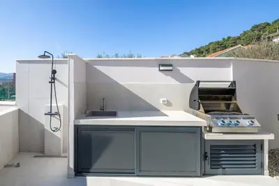 Kuhinja ili čajna kuhinja u objektu Apartment Vierra Hvar with pool