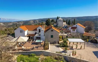 Pogled na planine ili pogled na planine iz vikendica