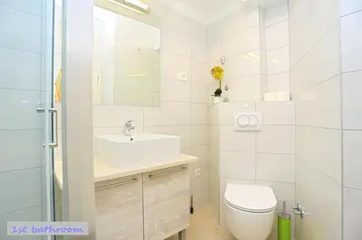 Kupaonica u objektu The penthouse apartment, first row by the sea, Beach house Ana