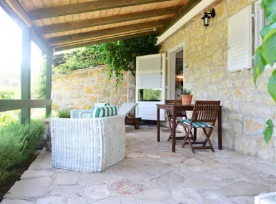 Popločani dio dvorišta ili vanjski dio objekta Bay House Rosohotnica