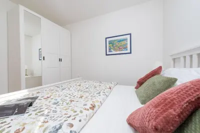 Krevet ili kreveti u jedinici u objektu Villa Magnolia I Heated Pool & Hot Tub near Omiš, 10 Guests