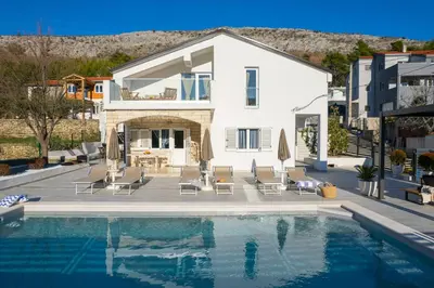 Bazen u objektu Villa Magnolia I Heated Pool & Hot Tub near Omiš, 10 Guests ili u blizini