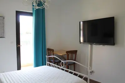 TV i/ili zabavni centar u objektu Studio apartment Sasha