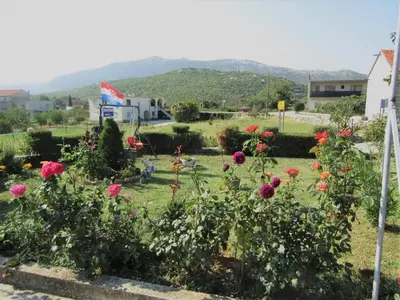 Pogled na planine ili pogled na planine iz vikendica