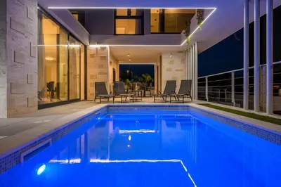 Bazen u objektu New ! Luxury Villa - RoMa 1 and 2 with two heated pool ili u blizini