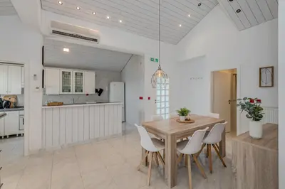 Kuhinja ili čajna kuhinja u objektu Apartments with pool Vrdoljak