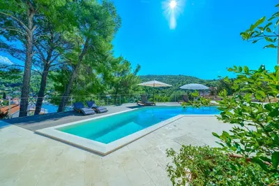 Bazen u objektu Villa Pine Haven - Heated Pool, Sea Views & BBQ Terrace I Brač ili u blizini