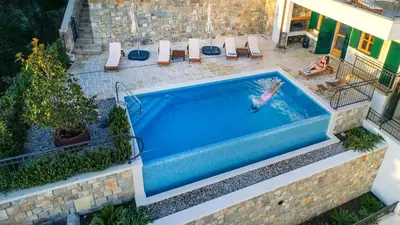 Bazen u objektu LUXE house near beach with pool,jacuzzi, sauna ili u blizini