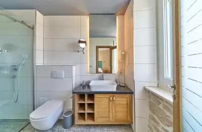 Kupaonica u objektu LUXE house near beach with pool,jacuzzi, sauna