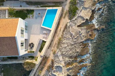 Bazen u objektu Luxury seafront villa Familija Splitska with pool on Brač ili u blizini