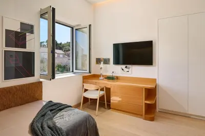 TV i/ili zabavni centar u objektu Luxury seafront villa Familija Splitska with pool on Brač