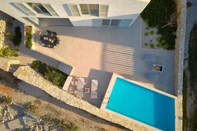 Bazen u objektu Luxury seafront villa Familija Splitska with pool on Brač ili u blizini