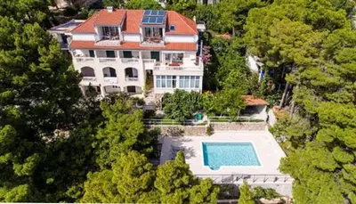 Bazen u objektu Villa Amari ili u blizini