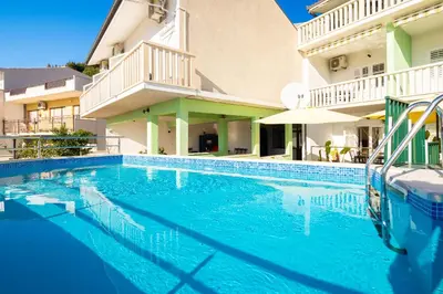 Bazen u objektu Fortuna Apartments - Shared Pool ili u blizini