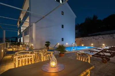 Bazen u objektu La Perla Apartments 2 ili u blizini