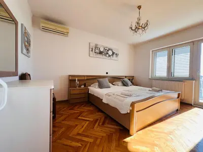 Krevet ili kreveti u jedinici u objektu Apartment Joza with pool and sea view, 2 min walk to the beach