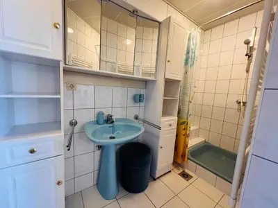 Kupaonica u objektu Apartment Joza with pool and sea view, 2 min walk to the beach