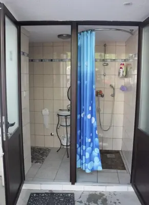Kupaonica u objektu Apartment Joza with pool and sea view, 2 min walk to the beach