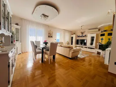Kuhinja ili čajna kuhinja u objektu Apartment Joza with pool and sea view, 2 min walk to the beach