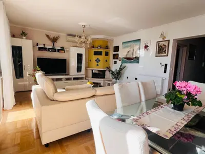 Kuhinja ili čajna kuhinja u objektu Apartment Joza with pool and sea view, 2 min walk to the beach