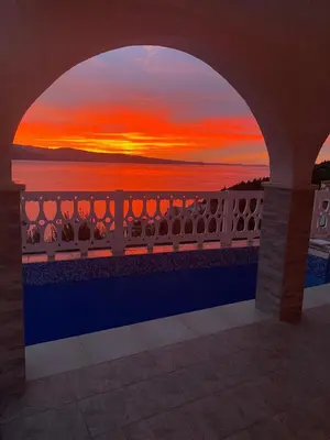 Pogled na izlazak ili zalazak sunca iz apartmana
