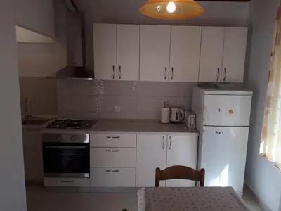 Kuhinja ili čajna kuhinja u objektu House Vrisnik
