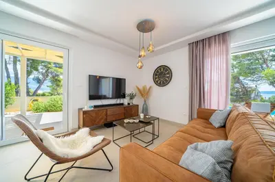 TV i/ili zabavni centar u objektu Family friendly house with a swimming pool Sumartin, Brac - 23765