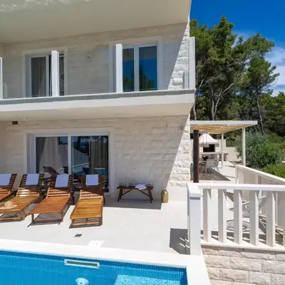 Family friendly house with a swimming pool Sumartin