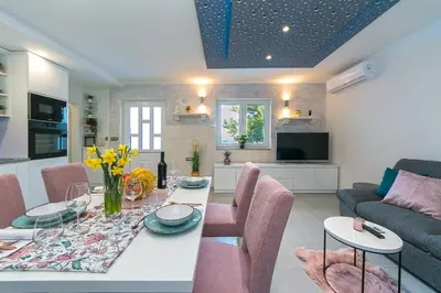 TV i/ili zabavni centar u objektu Apartman Brela 13 luxury
