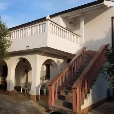 Apartments with parking space Rudina