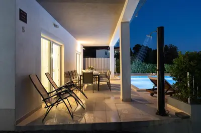 Bazen u objektu Villa ELLA ESTELLE with a heated pool, hot tub, sauna ili u blizini