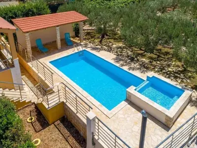 Bazen u objektu Sunny Holiday Home With Pool ili u blizini