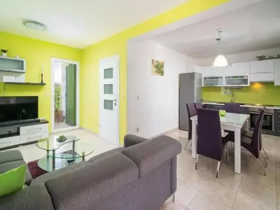 Kuhinja ili čajna kuhinja u objektu Sunny Holiday Home With Pool
